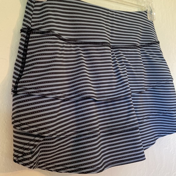 New condition Athleta skort stretch gray and black stripes with built it shorts - Picture 2 of 8